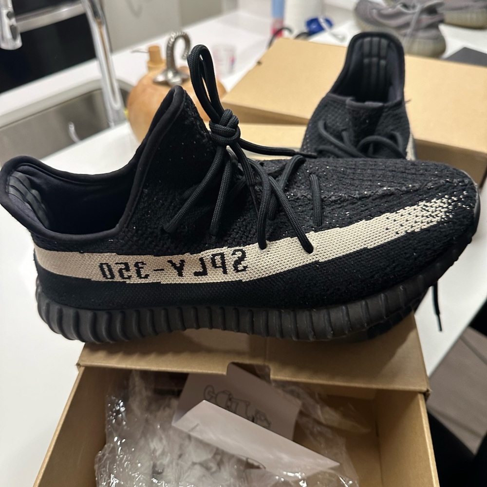YEEZY SIZE 11